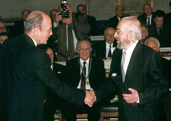 Frantzis Frantzeskakis receiving the Athens Academy Award, 2000